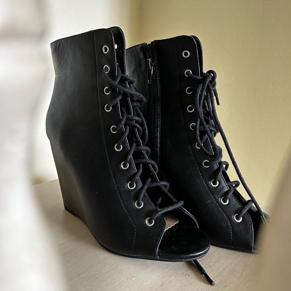 Color black